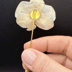 Broșă cu Orhidee alba Reală Conservată în Rășină UV - bijuterii - broșe - Artynos.ro