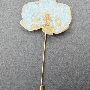 Broșă cu Orhidee alba Reală Conservată în Rășină UV - bijuterii - broșe - Artynos.ro