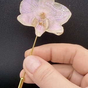 Brosa cu Floare de Orhidee alba in Rasina UV � Design Natural, Bijuterii, Brose, Confectionarea bijuteriilor, ARTYNOS