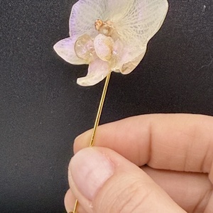 Broșă cu Floare de Orhidee alba în Rășină UV � Design Natural - bijuterii - broșe - Artynos.ro