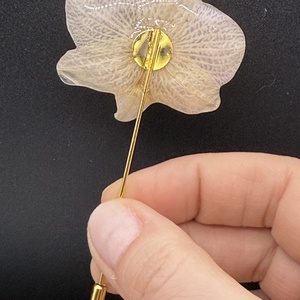 Broșă cu Floare de Orhidee alba în Rășină UV � Design Natural - bijuterii - broșe - Artynos.ro
