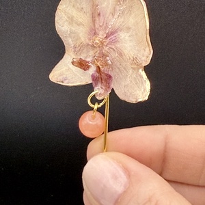 Broșă Elegantă cu Orhidee naturala � Bijuterie din Rășină - bijuterii - broșe - Artynos.ro