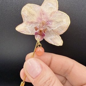 Broșă Elegantă cu Orhidee naturala � Bijuterie din Rășină - bijuterii - broșe - Artynos.ro