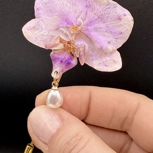 Broșă Handmade cu Orhidee Roz Naturală � Accesoriu Floral Unicat - bijuterii - broșe - Artynos.ro