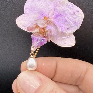 Broșă Handmade cu Orhidee Roz Naturală � Accesoriu Floral Unicat - bijuterii - broșe - Artynos.ro