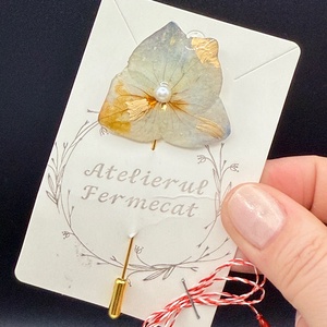 Broșă Hortensie Naturală � Accesoriu Floral Elegant - bijuterii - broșe - Artynos.ro