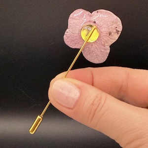 Broșă Florală din Hortensie Naturală � Eleganță și Finețe - bijuterii - broșe - Artynos.ro