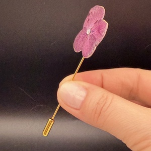 Broșă Florală din Hortensie Naturală � Eleganță și Finețe - bijuterii - broșe - Artynos.ro