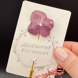 Broșă Florală din Hortensie Naturală � Eleganță și Finețe - bijuterii - broșe - Artynos.ro