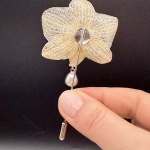Broșă Orhidee Naturală Albă � Accesoriu Floral delicat  - bijuterii - broșe - Artynos.ro
