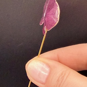 Broșă Hortensie Naturală � Accesoriu Unic și Feminin - bijuterii - broșe - Artynos.ro