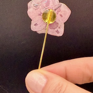 Broșă Elegantă din Hortensie Naturală � Detaliu Floral Rafinat - bijuterii - broșe - Artynos.ro