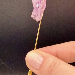 Broșă Elegantă din Hortensie Naturală � Detaliu Floral Rafinat - bijuterii - broșe - Artynos.ro