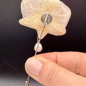 Broșă Orhidee Naturală � Bijuterie Florală Unică - bijuterii - broșe - Artynos.ro