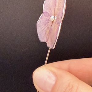 Broșă Hortensie Naturală � Bijuterie Florală cu Prindere Sigură - bijuterii - broșe - Artynos.ro