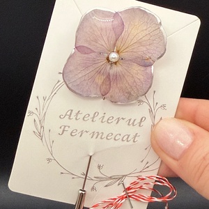 Broșă Hortensie Naturală � Bijuterie Florală cu Prindere Sigură - bijuterii - broșe - Artynos.ro