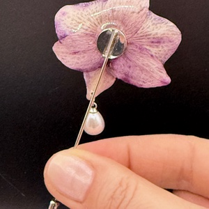  Brosă Florală din Orhidee Naturală � Accesoriu Handmade Elegant - bijuterii - broșe - Artynos.ro