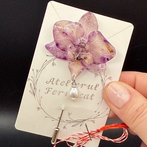 Brosă Florală din Orhidee Naturală � Accesoriu Handmade Elegant - bijuterii - broșe - Artynos.ro