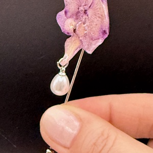  Brosă Florală din Orhidee Naturală � Accesoriu Handmade Elegant - bijuterii - broșe - Artynos.ro