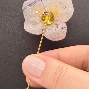 Broșă din Hortensie Naturală � Accesoriu Floral - bijuterii - broșe - Artynos.ro