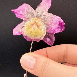 Brosa Orhidee Naturala  � Accesoriu Delicat pentru Tinute Rafinate - Artynos.ro