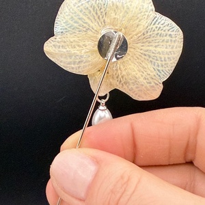 Broșă Elegantă din Orhidee Naturală � Detaliu Floral star dust albastru - bijuterii - broșe - Artynos.ro