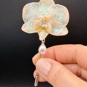 Brosa Eleganta din Orhidee Naturala � Detaliu Floral star dust albastru - Artynos.ro