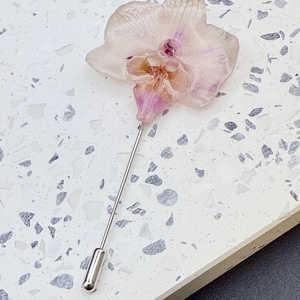 Brosa Orhidee Naturala � Accesoriu Premium cu Prindere din Otel - Artynos.ro