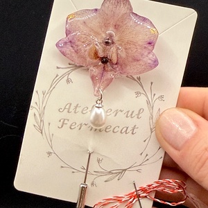 Broșă din Orhidee Naturală � Eleganță Florală Atemporală - bijuterii - broșe - Artynos.ro