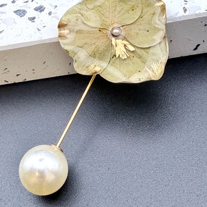 Brosa cu Hortensie verde Naturala in Rasina � Bijuterie Florala Eleganta Handmade - Artynos.ro