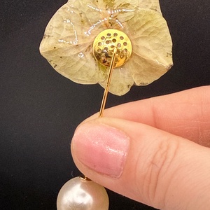 Broșă cu Hortensie verde Naturală în Rășină � Bijuterie Florală Elegantă Handmade - bijuterii - broșe - Artynos.ro