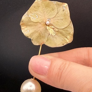 Broșă cu Hortensie verde Naturală în Rășină � Bijuterie Florală Elegantă Handmade - bijuterii - broșe - Artynos.ro