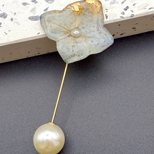 Brosa Handmade cu Hortensie Naturala albastra � Floare Conservata in Rasina - Artynos.ro