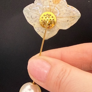 Broșă Handmade cu Hortensie Naturală albastra � Floare Conservată în Rășină - bijuterii - broșe - Artynos.ro