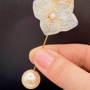 Broșă Handmade cu Hortensie Naturală albastra � Floare Conservată în Rășină - bijuterii - broșe - Artynos.ro
