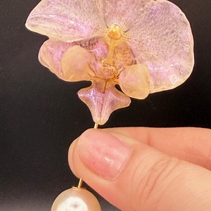 Broșă cu Floare Naturală de orhidee în Rășină � Accesoriu Floral Handmade - Artynos.ro