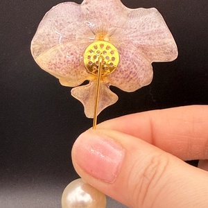 Broșă cu Floare Naturală de orhidee în Rășină � Accesoriu Floral Handmade - bijuterii - broșe - Artynos.ro