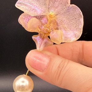 Broșă cu Floare Naturală de orhidee în Rășină � Accesoriu Floral Handmade - bijuterii - broșe - Artynos.ro