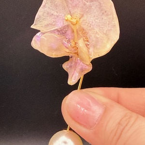 Broșă cu Floare Naturală de orhidee în Rășină � Accesoriu Floral Handmade - bijuterii - broșe - Artynos.ro