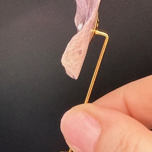 Broșă Elegantă cu Hortensie Naturală mov deschis � Bijuterie din Flori Presate în Rășină - bijuterii - broșe - Artynos.ro