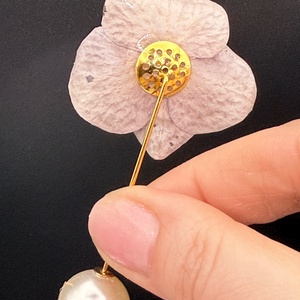 Broșă Elegantă cu Hortensie Naturală mov deschis � Bijuterie din Flori Presate în Rășină - bijuterii - broșe - Artynos.ro