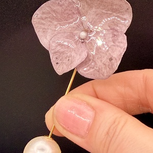 Broșă Elegantă cu Hortensie Naturală mov deschis � Bijuterie din Flori Presate în Rășină - bijuterii - broșe - Artynos.ro