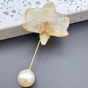 Brosa Eleganta cu Floare Naturala de orhidee � Bijuterie Artizanala din Rasina - Artynos.ro
