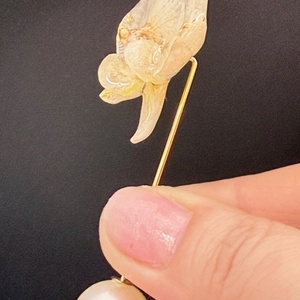 Broșă Elegantă cu Floare Naturală de orhidee � Bijuterie Artizanală din Rășină - bijuterii - broșe - Artynos.ro