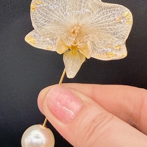 Broșă Elegantă cu Floare Naturală de orhidee � Bijuterie Artizanală din Rășină - bijuterii - broșe - Artynos.ro