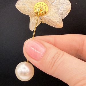 Broșă Elegantă cu Floare Naturală de orhidee � Bijuterie Artizanală din Rășină - bijuterii - broșe - Artynos.ro