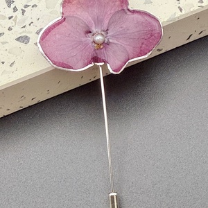 Broșă Elegantă cu Hortensie Naturală violet � Bijuterie din Flori Presate în Rășină - Artynos.ro