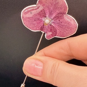 Broșă Elegantă cu Hortensie Naturală violet � Bijuterie din Flori Presate în Rășină - bijuterii - broșe - Artynos.ro