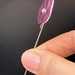 Broșă Elegantă cu Hortensie Naturală violet � Bijuterie din Flori Presate în Rășină - bijuterii - broșe - Artynos.ro