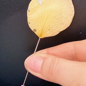 Broșă Handmade cu Petală de Trandafir galben � Floare Naturală în Rășină - bijuterii - broșe - Artynos.ro